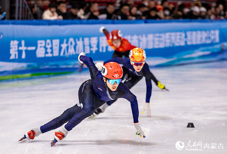 參賽小選手在呼和浩特市冰雪運動系列活動短道速滑公開賽男子甲組500米比賽中。丁根厚攝