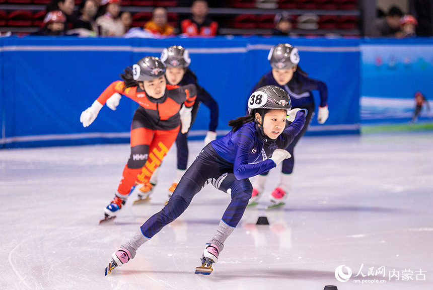 參賽小選手在呼和浩特市冰雪運動系列活動短道速滑公開賽比賽中。丁根厚攝