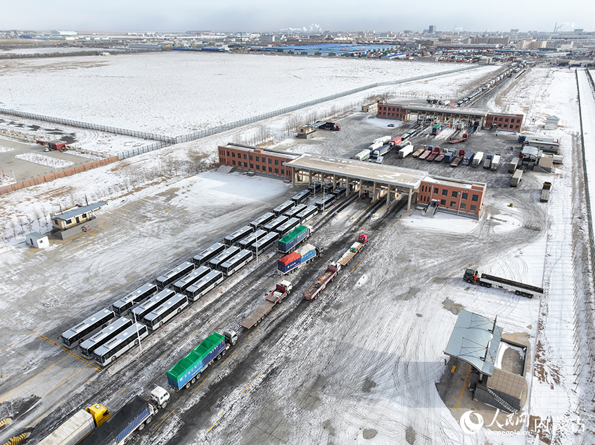 2024年1月13日，公交車從內蒙古二連浩特公路口岸貨運通道出境。郭鵬杰攝