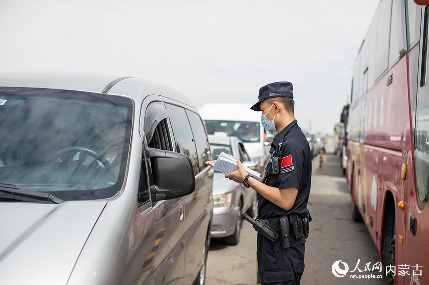 2024年7月3日，二連出入境邊防檢查站移民管理警察為車輛辦理通關手續。郭鵬杰攝