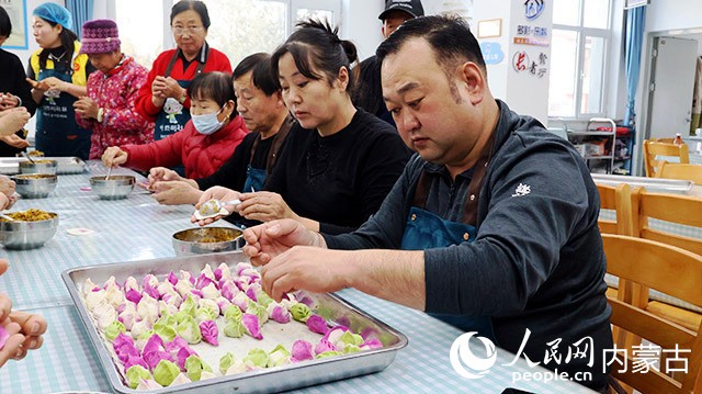 包餃子。實習生 李蓉攝