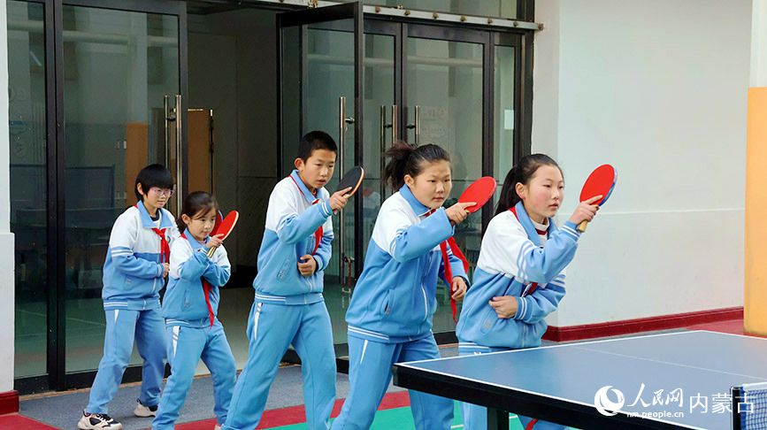 练习乒乓球。实习生 李蓉摄