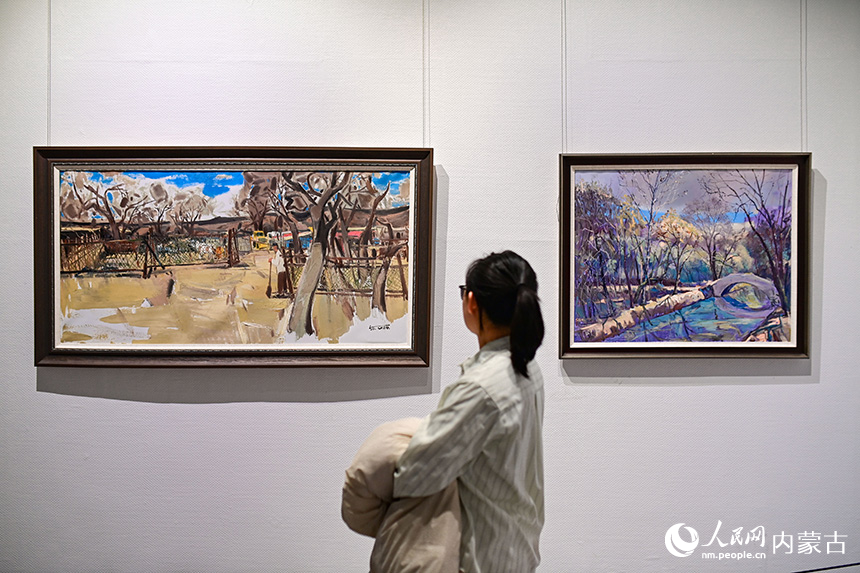 觀眾在呼倫貝爾市文化館觀賞“多彩呼倫貝爾”油畫精品展。王正攝