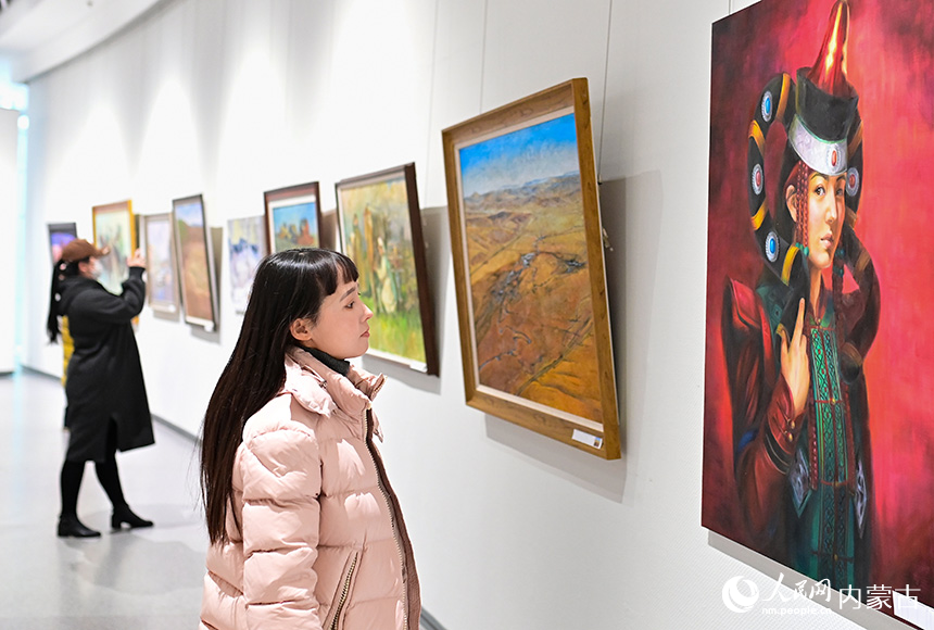 觀眾在呼倫貝爾市文化館觀賞“多彩呼倫貝爾”油畫精品展。王正攝