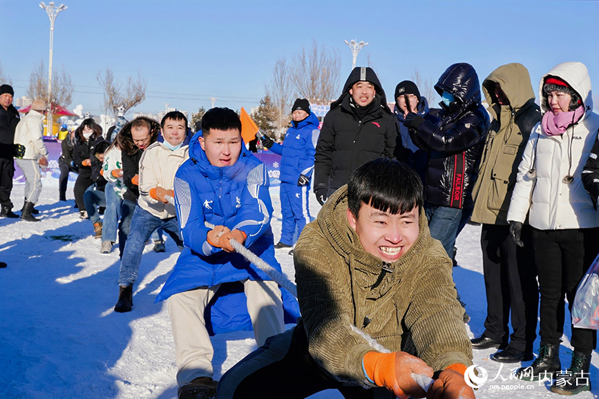 雪地拔河。人民網記者 李睿攝