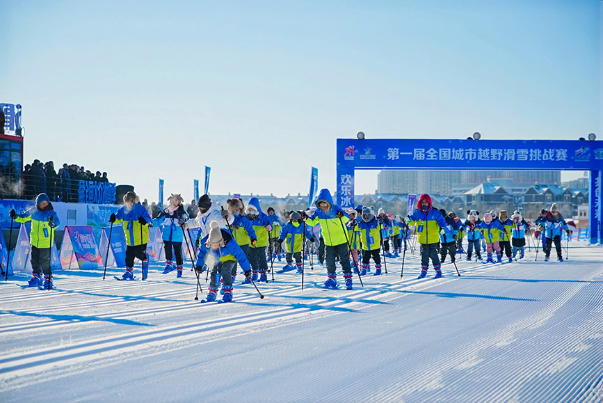 内蒙古呼伦贝尔：城市越野滑雪公园带给市民冰雪新体验