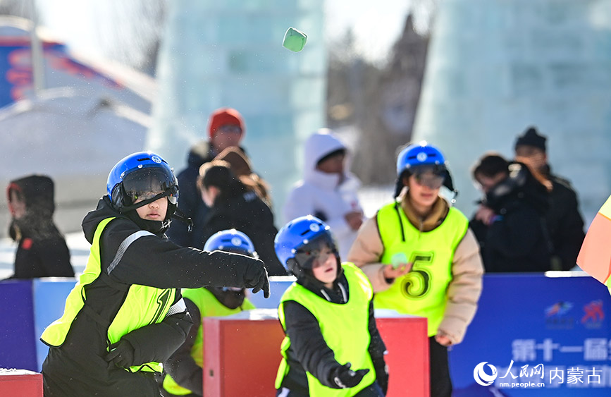 2024年12月20日，运动爱好者在呼伦贝尔市城市越野滑雪公园体验雪合战趣味运动。王正摄