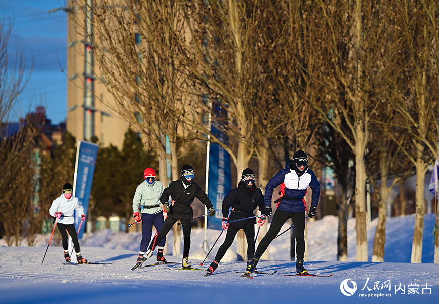 2024年12月20日，运动爱好者在呼伦贝尔市城市越野滑雪公园滑雪。王正摄