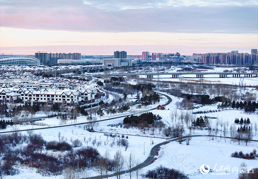 2024年12月20日拍摄的呼伦贝尔市城市越野滑雪公园景色（无人机照片）。王正摄