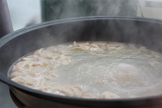 煮饺子。王悦微摄