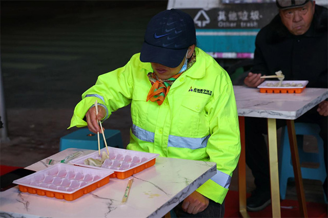 为环卫工人发水饺。王悦微摄