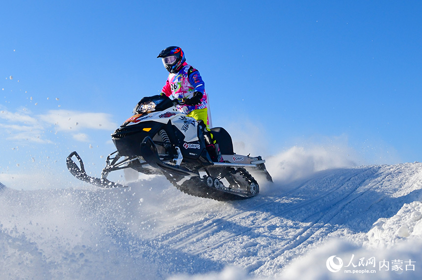 參賽選手在雪地摩托越野場地大獎賽比賽中。王正攝