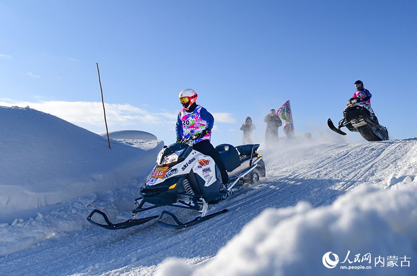 參賽選手在雪地摩托越野場地大獎賽比賽中。王正攝