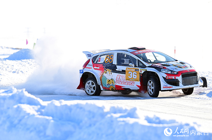 參賽車輛在中國汽車短道拉力錦標賽冰雪項目比賽中。王正攝