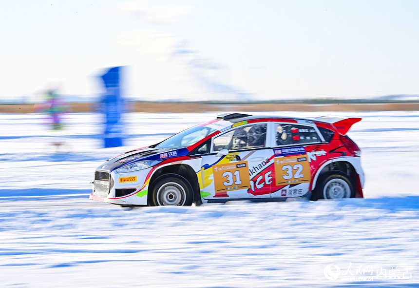 參賽車輛在中國汽車短道拉力錦標賽冰雪項目比賽中。王正攝