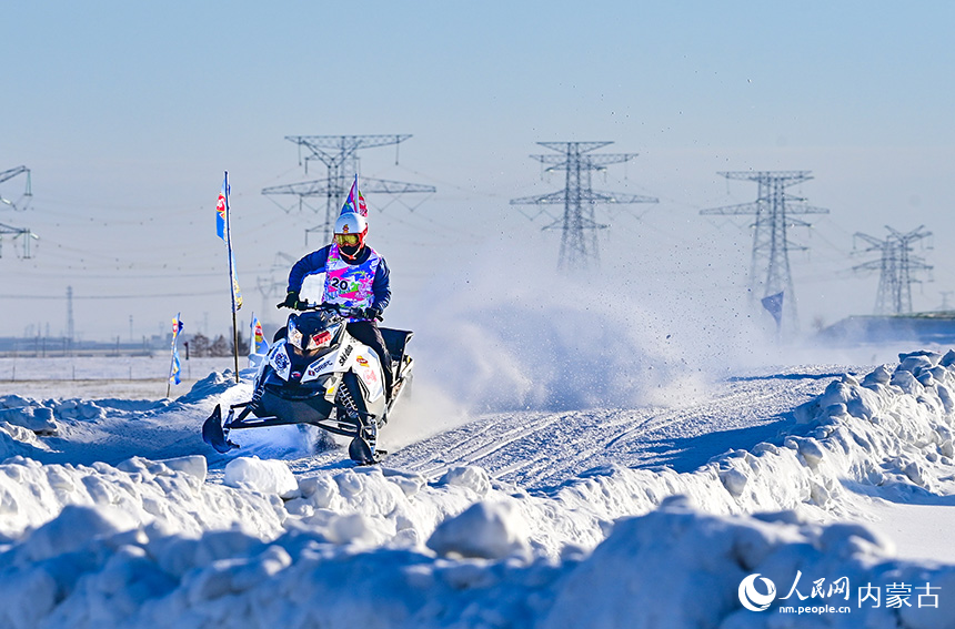 參賽選手在雪地摩托越野場地大獎賽比賽中。王正攝