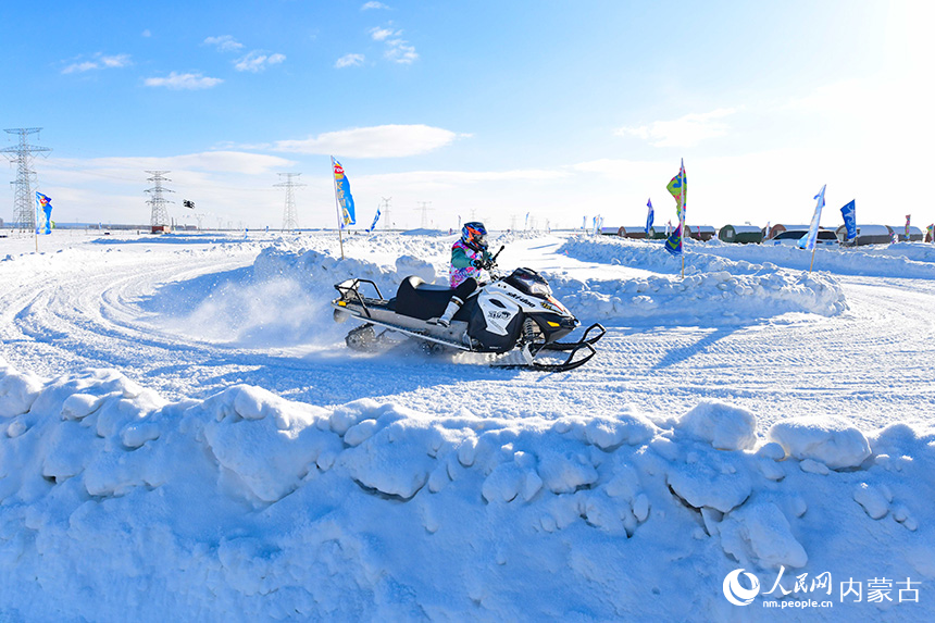 參賽選手在雪地摩托越野場地大獎賽比賽中。王正攝