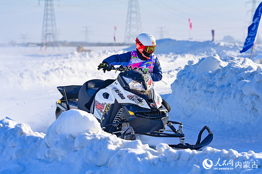 參賽選手在雪地摩托越野場地大獎賽比賽中。王正攝