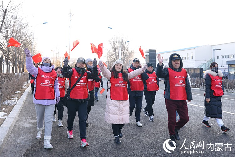 市民徒步迎接新年。人民网记者 刘艺琳摄