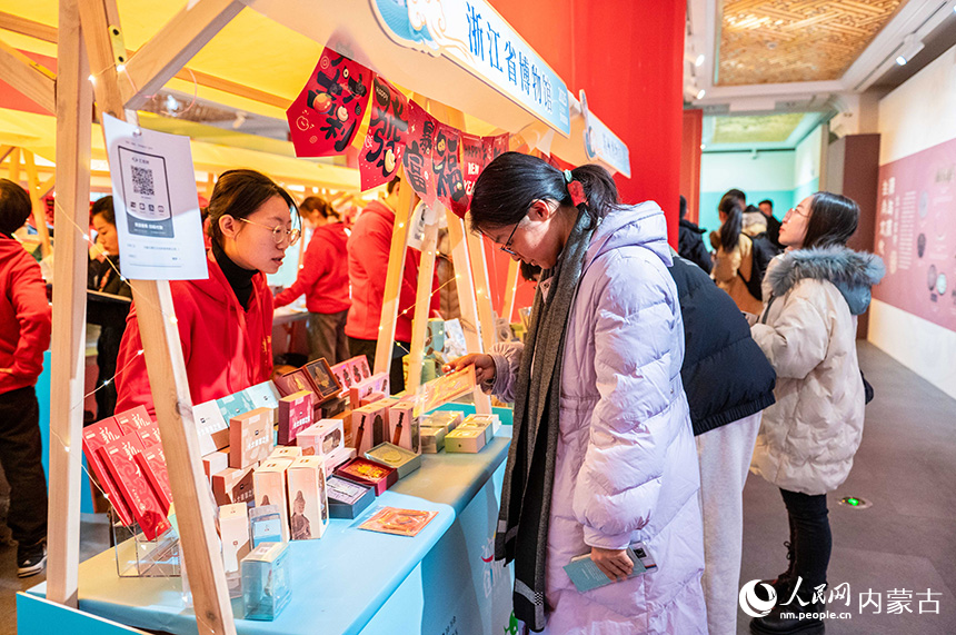 呼和浩特博物館，參觀者在浙江省博物館展位上挑選文創產品。丁根厚攝