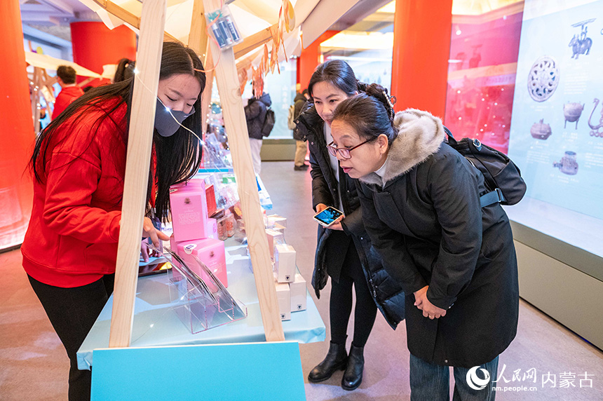 呼和浩特博物館，參觀者在觀看展出的文創產品。丁根厚攝