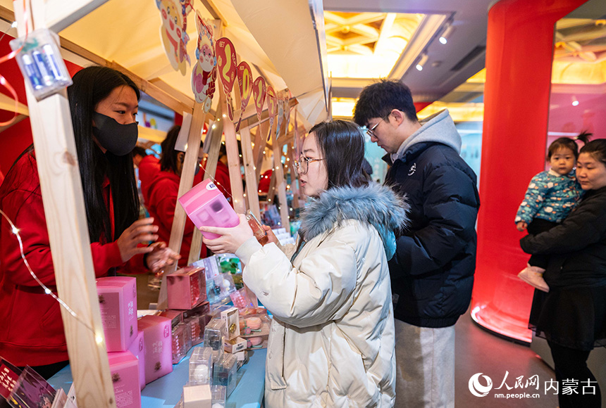 呼和浩特博物館，參觀者在選購文創產品。丁根厚攝
