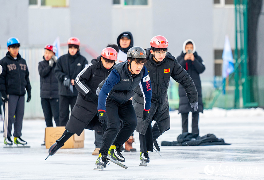 參賽選手在內蒙古大學生滑冰挑戰賽男子500計時賽比賽中。丁根厚攝