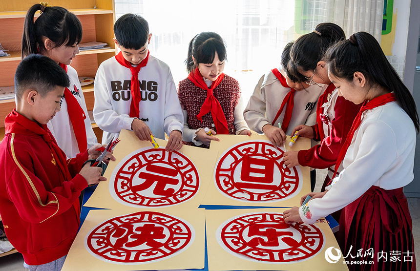 呼和浩特市玉泉區五塔寺東街小學學生在制作慶元旦剪紙作品。丁根厚攝