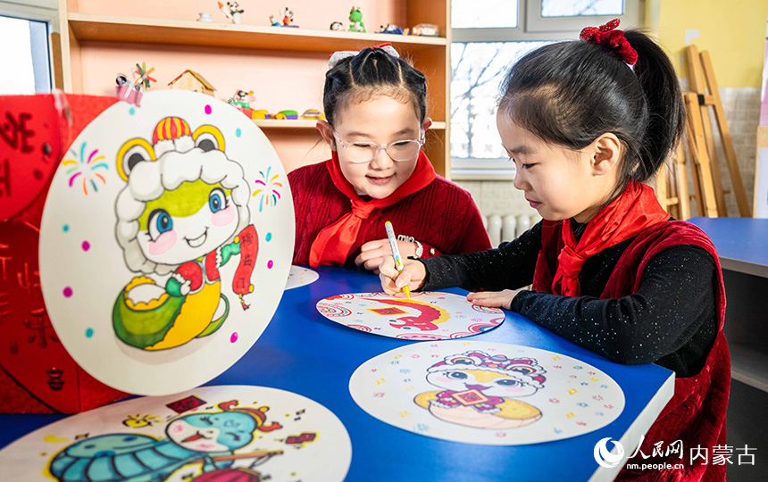 呼和浩特市玉泉區五塔寺東街小學學生在繪制生肖蛇兒童畫。丁根厚攝