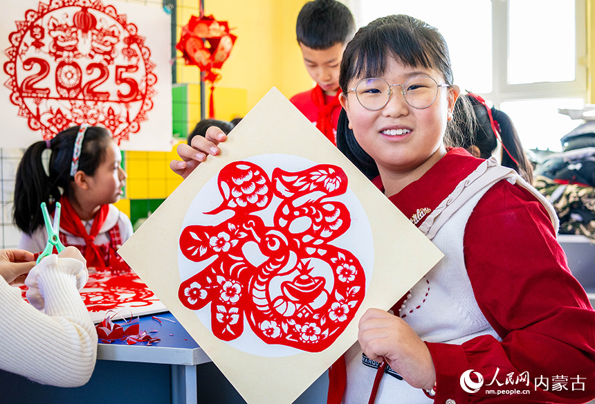 呼和浩特市玉泉區五塔寺東街小學學生展示繪制的福字剪紙作品。丁根厚攝