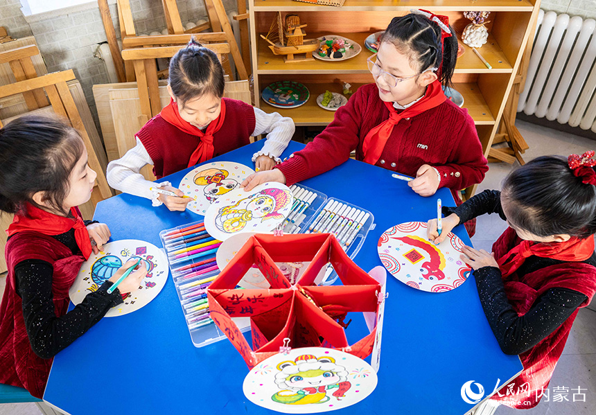 呼和浩特市玉泉區五塔寺東街小學學生在繪制生肖蛇兒童畫。丁根厚攝