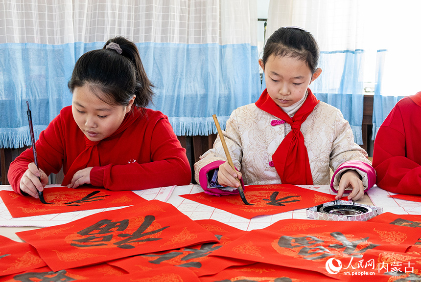 呼和浩特市玉泉區五塔寺東街小學學生在書寫福字。丁根厚攝