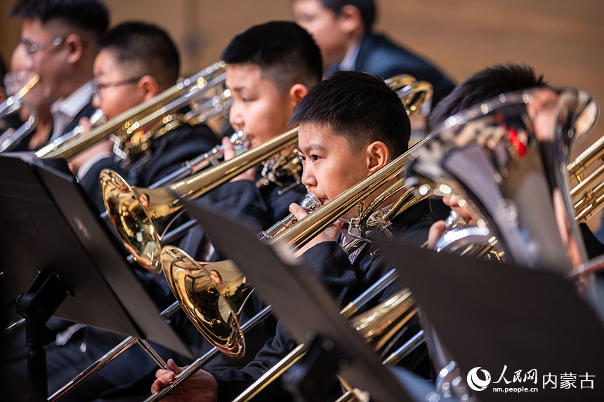 呼和浩特市玉泉区石东路小学教育集团交响管乐团的学生在新年音乐会上演出。丁根厚摄