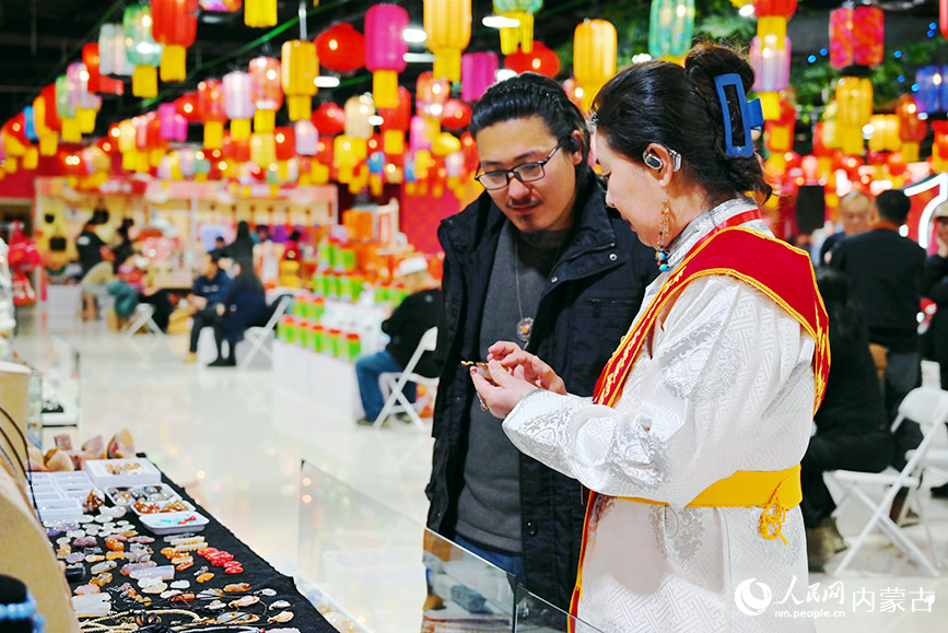参观者在了解非遗技艺。实习生 李子荟摄