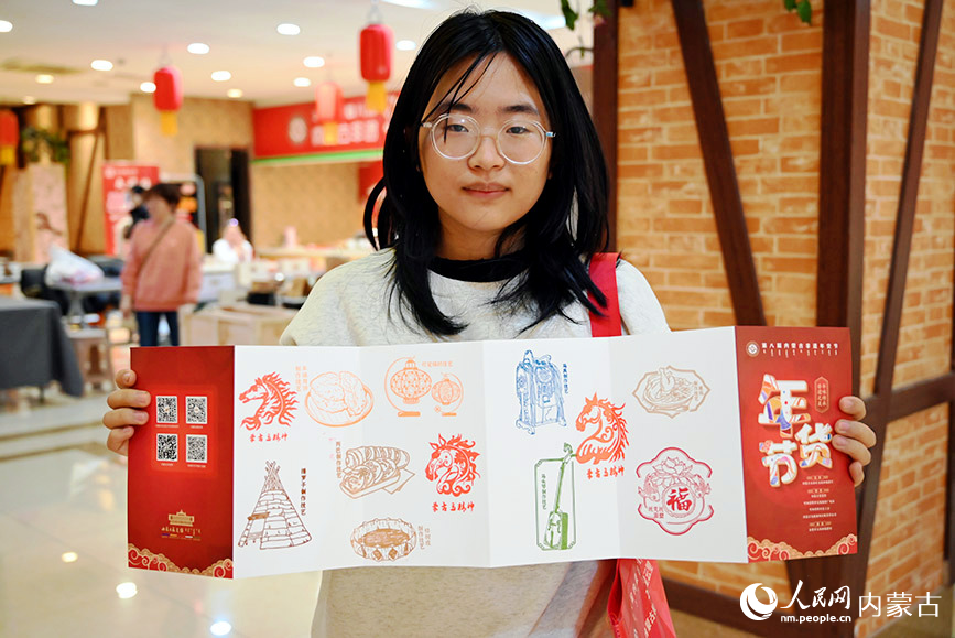 市民展示集章打卡成果。实习生 李子荟摄