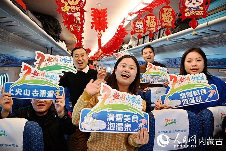 旅客在車內慶祝旅游專列的開通。實習生 李子薈攝