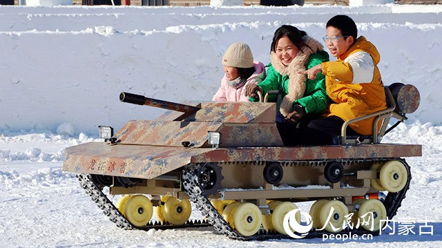 雪地坦克。实习生 李蓉摄