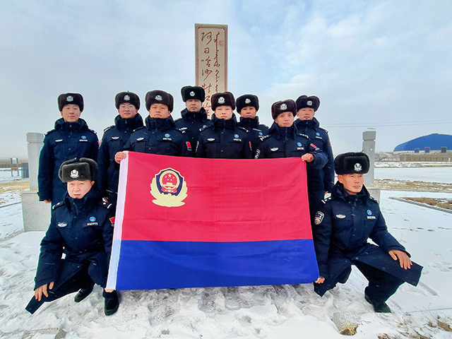 阿日哈沙特邊檢站民警與警旗合影。