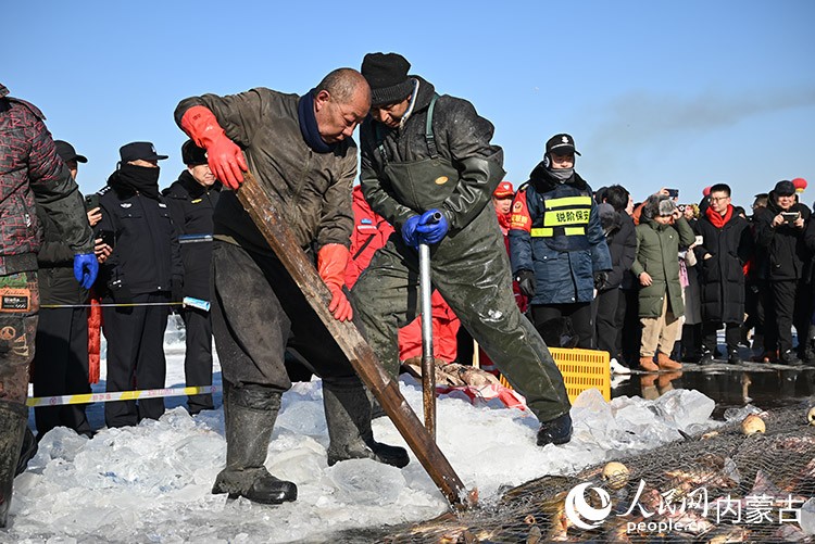 捕鱼队员正在凿冰。 实习生 李子荟摄