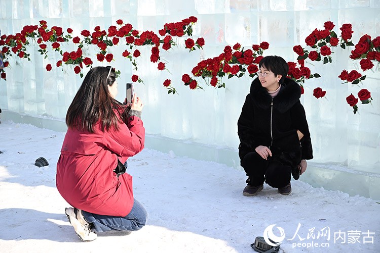 游客拍照留念。 实习生 李子荟摄