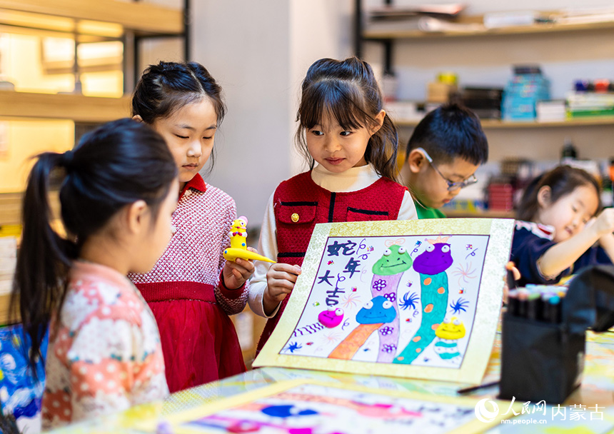 孩子们在呼和浩特市玉泉区青少年宫绘制生肖蛇儿童画。丁根厚摄