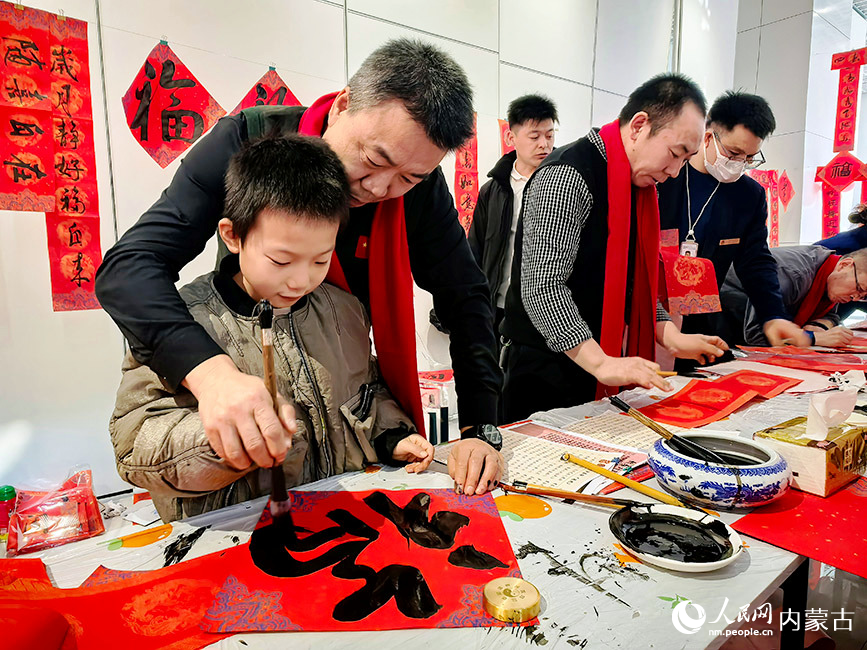 现场教小朋友写福字。人民网记者 寇雅楠摄