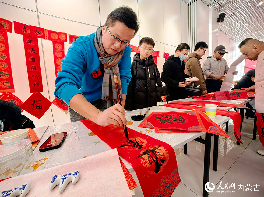 书法爱好者写春联、福字免费送给市民，迎接传统新春佳节。人民网记者 寇雅楠摄