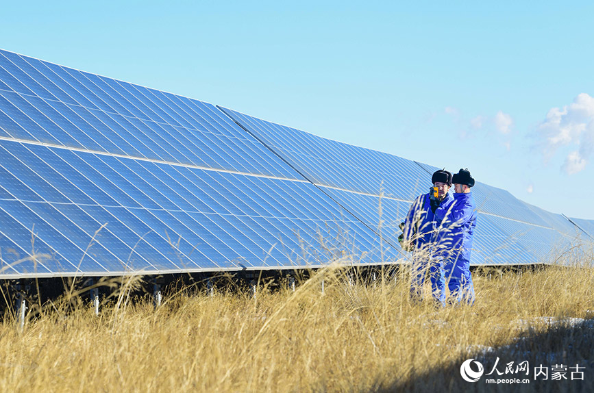 2025年1月17日，工人在錫林郭勒盟勝利能源露天排土場光伏發電場巡查。王正攝