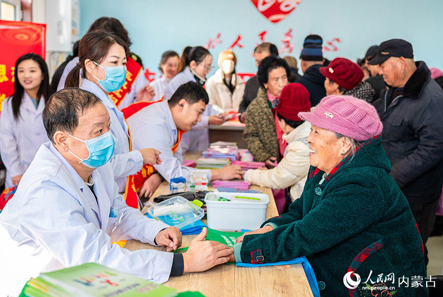 1月18日，医务工作者在呼和浩特市玉泉区“三下乡”活动现场为群众检查身体。丁根厚摄