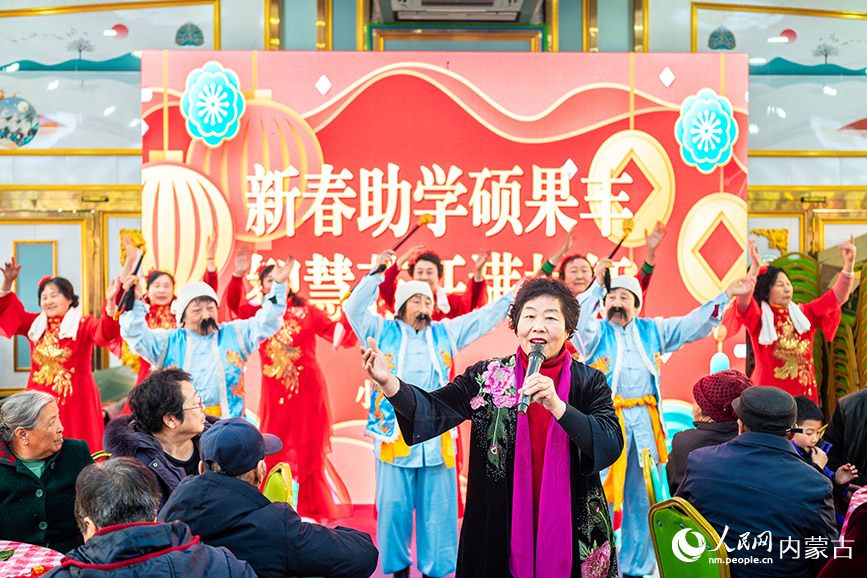 1月18日，前毛道村的文艺爱好者在呼和浩特市玉泉区“三下乡”活动现场表演歌伴舞《双脚踏上幸福路》。丁根厚摄