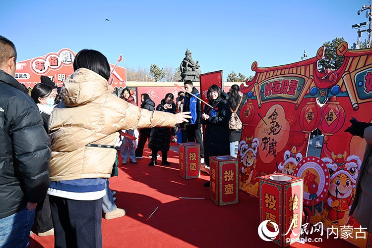 市民参与投壶游戏。 实习生 李子荟摄