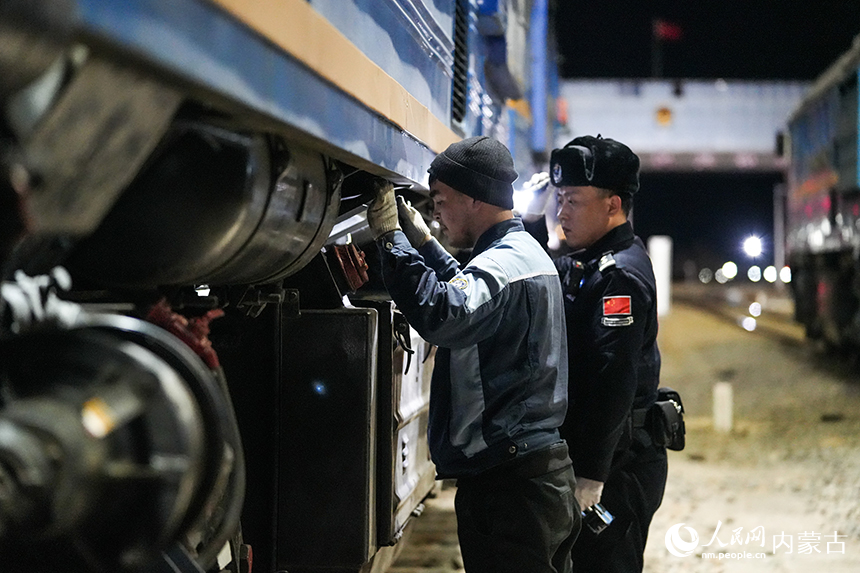 二连出入境边防检查站移民管理警察正在对夜间出境列车进行查验。杨金烨摄