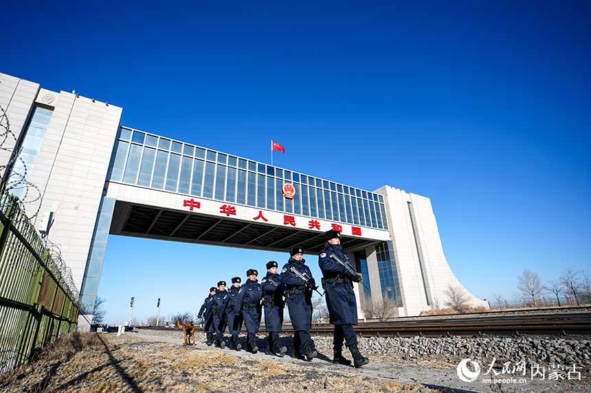 二連出入境邊防檢查站移民管理警察在國門下巡邏。楊金燁攝