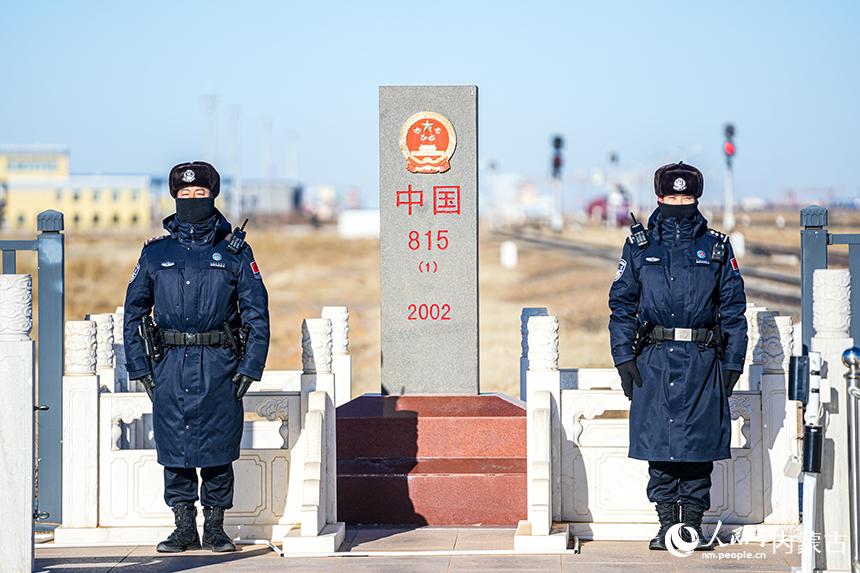 二连出入境边防检查站移民管理警察在界碑前站岗执勤。杨金烨摄